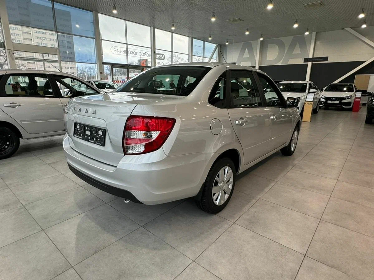 Lada Granta Седан - фото №4